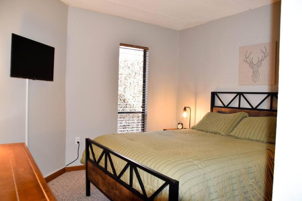 דירות גטלינבורג Cozy Mountain Getaway! Mountain Views! 2 Bed, 2 Bath, Sleeps 6 מראה חיצוני תמונה