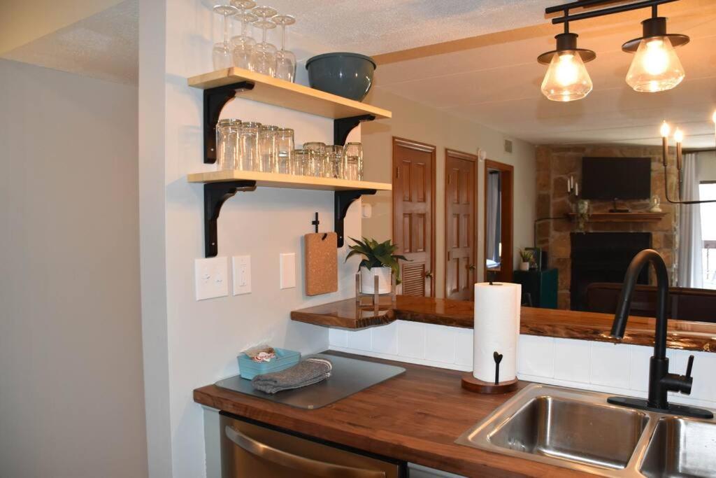 דירות גטלינבורג Cozy Mountain Getaway! Mountain Views! 2 Bed, 2 Bath, Sleeps 6 מראה חיצוני תמונה