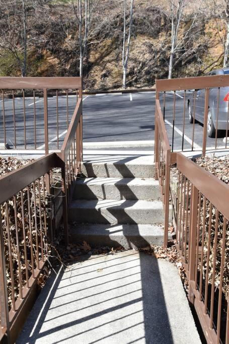 דירות גטלינבורג Cozy Mountain Getaway! Mountain Views! 2 Bed, 2 Bath, Sleeps 6 מראה חיצוני תמונה